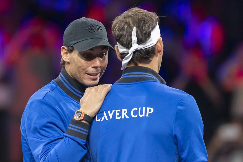 Nadal platica con Roger Federer