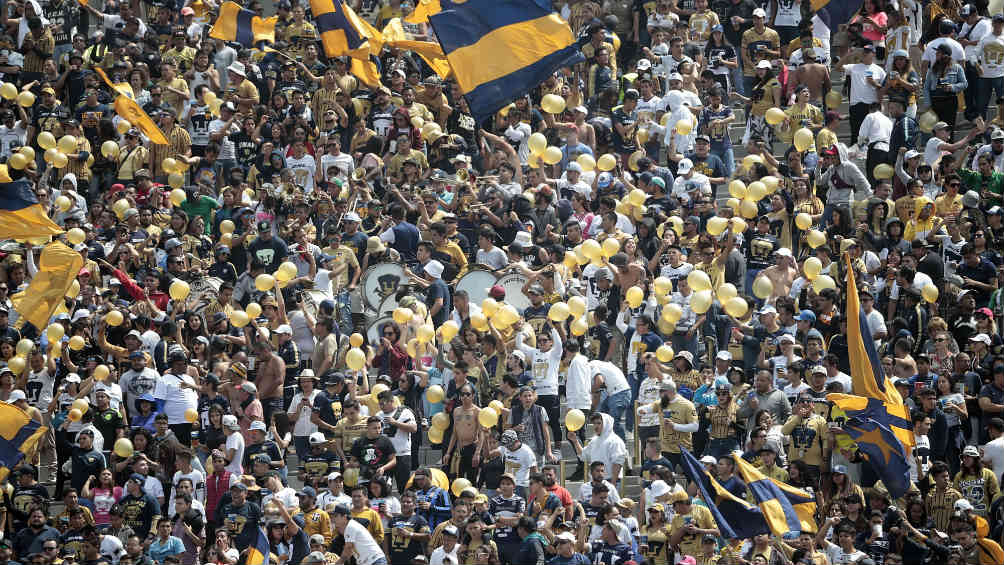 Aficionados de Pumas durante el partido contra Cruz Azul