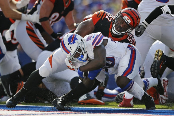 Frank Gore pelea el balón ante Bengals