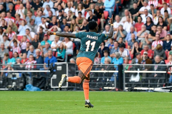 Promes celebrando su anotación con Ajax