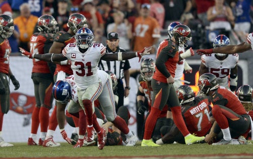 Jugadores de Giants celebran la falla del gol de campo de Matt Gay