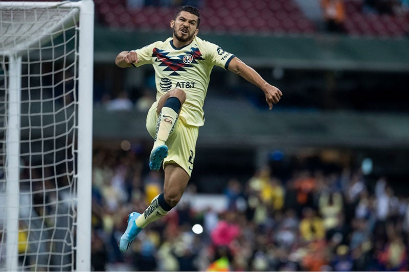 Henry Martín celebra uno de sus goles contra Gallos