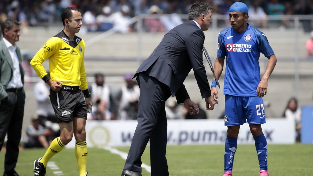 Robert Siboldi dando instrucciones durante el juego ante Pumas