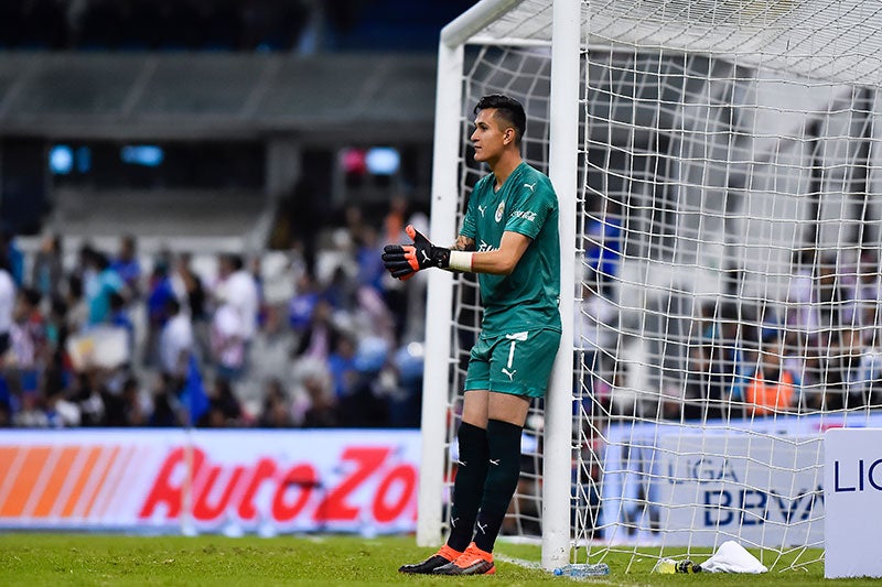 Raúl Gudiño cuidando el arco de Chivas