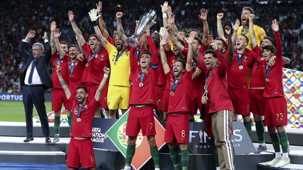 Jugadores de Portugal festejan tras ganar la UEFA Nations League