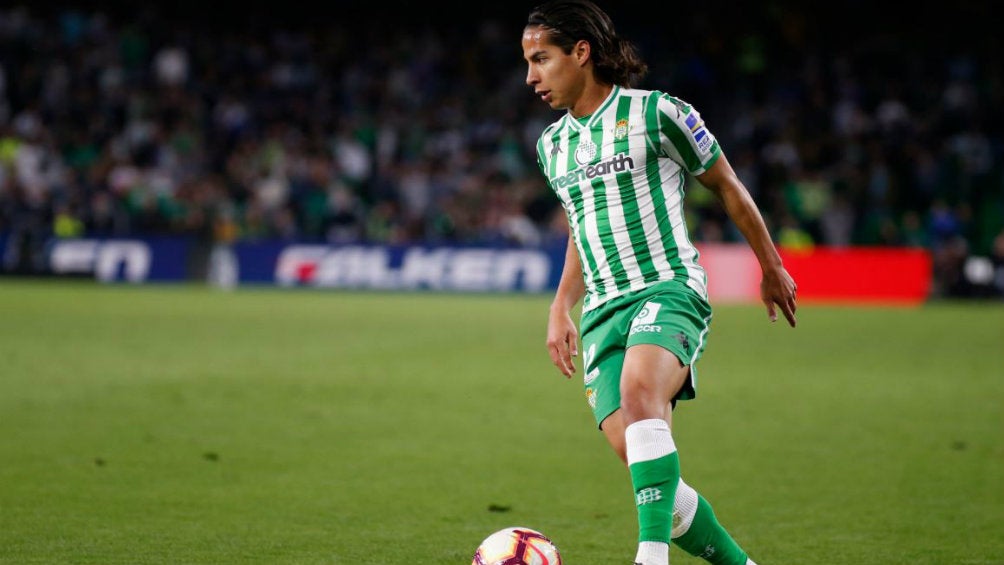 Diego Lainez durante un juego con el Betis