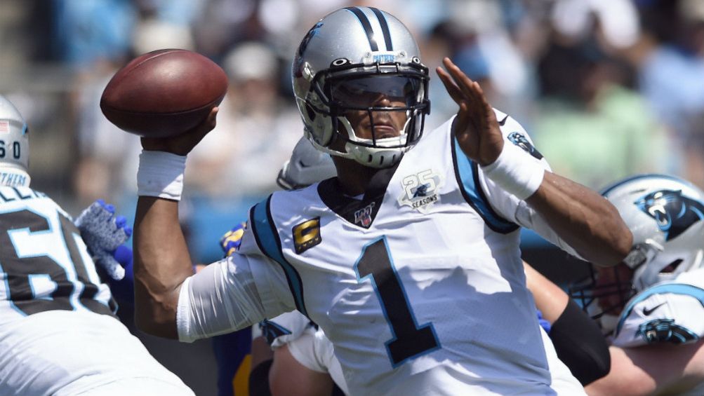 Cam Newton se prepara para lanzar el ovoide 