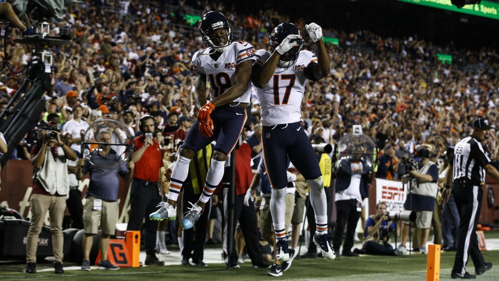 Taylor Gabriel y Anthony Miller celebran una de las anotaciones del partido