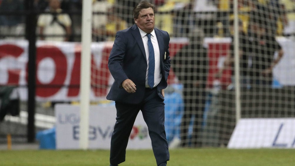 Miguel Herrera durante un partido con América