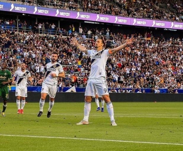 Ibra celebra una anotación con el Galaxy