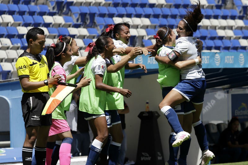 Jugadoras de Puebla festejan un tanto frente a Veracruz