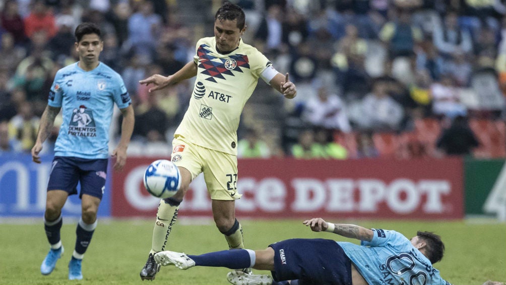 Paul Aguilar roba un balón ante Pachuca