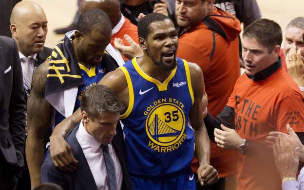 Kevin Durant sale lesionado en las Finales de la NBA 