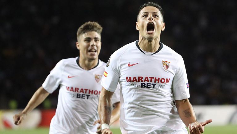 Chicharito celebra gol contra Qarabag en Europa League