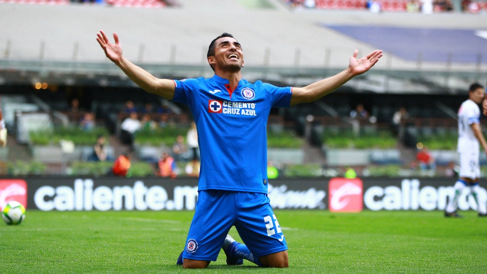 Rafael Baca celebrando una anotación en el Estadio Azteca