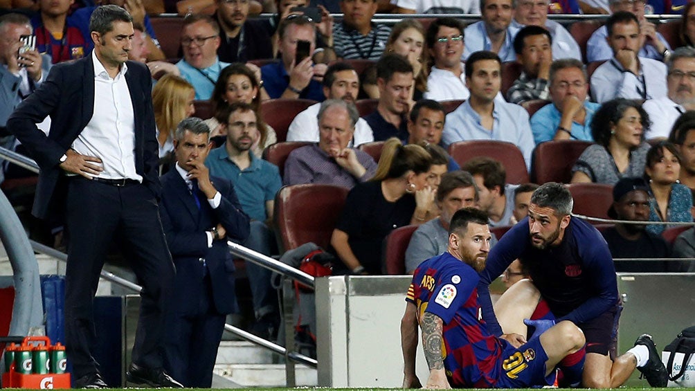 Ernesto Valverde observa a Leo Messi