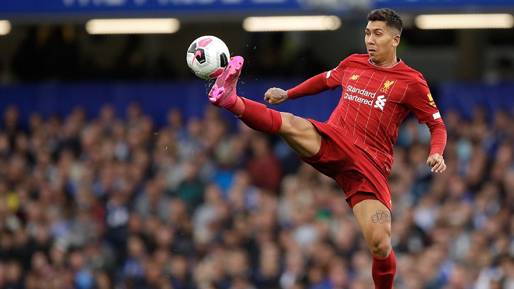 Firmino baja el balón en juego de Liverpool 