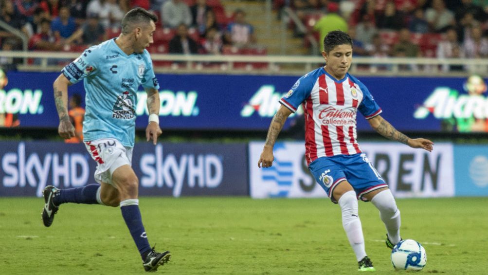 Eduardo López conduce el balón en el Chivas vs Tuzos