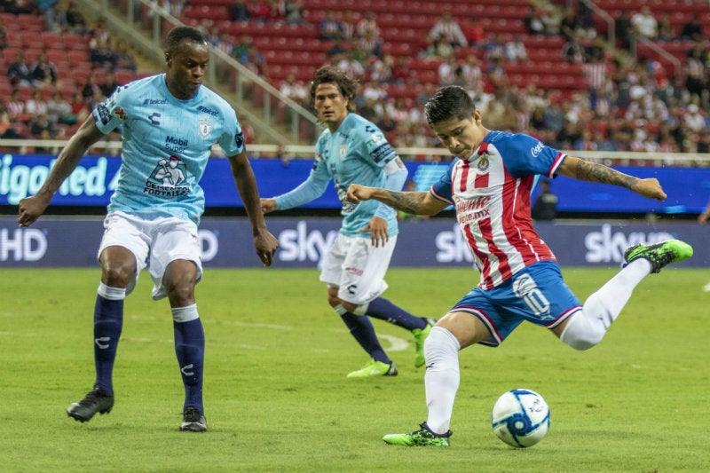 Chofis López remata en el juego entre Chivas y Tuzos