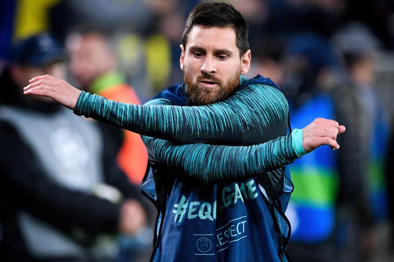 Leo Messi calienta antes de entrar al campo