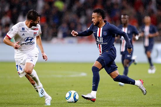 Neymar conduce el balón ne jugo con PSG