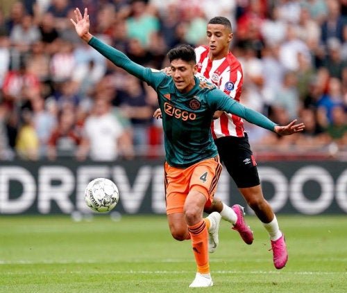 Edson Álvarez durante un juego del Ajax