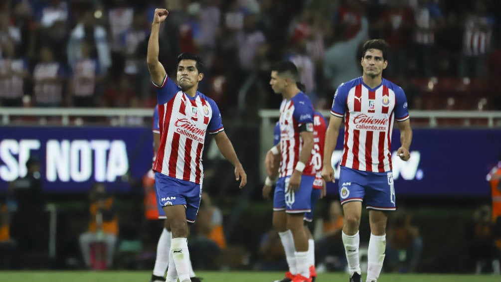 Jesús Sánchez festeja un gol con Chivas en el Estadio Akron