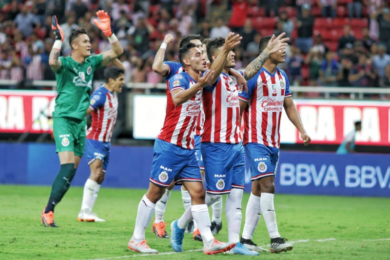 Jugadores de Chivas en festejo