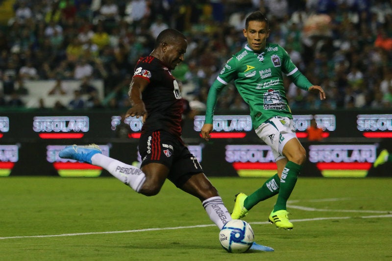 Cuero golpea el balón en el juego entre León y Atlas