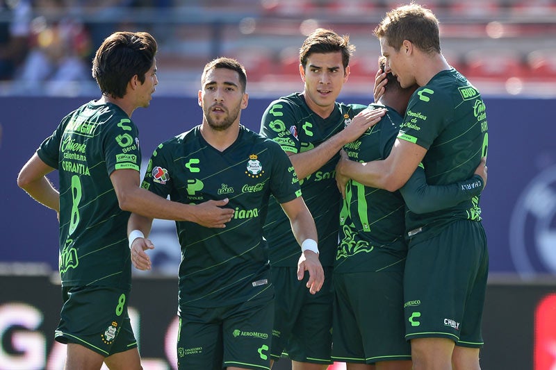 Jugadore de Santos celebran un tanto contra el Atlético 