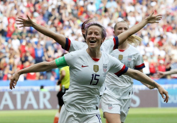 Megan Rapinoe pen acción con Estados Unidos