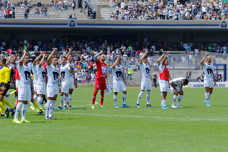 Jugadores de Pumas hacen el 'goya' con la afición