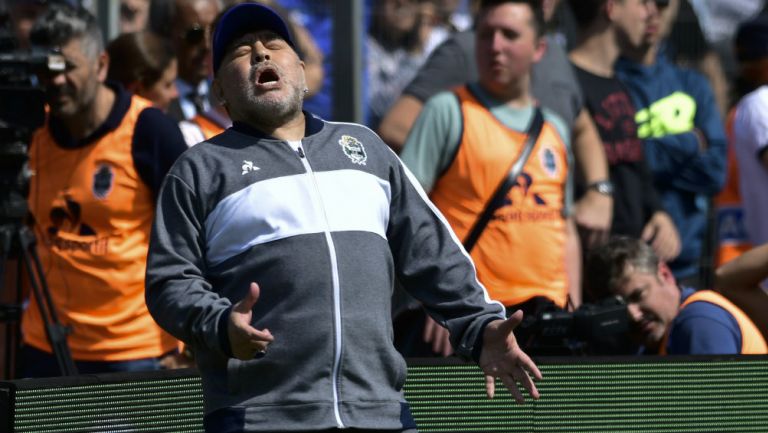 Diego Armando Maradona lamentándose en el Gimnasia vs Racing