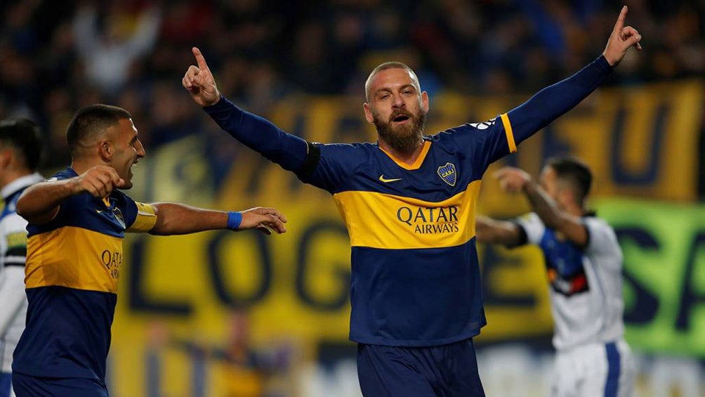 Daniele De Rossi celebra un tanto con Boca Jrs 