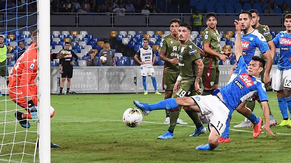 Chucky Lozano no logra empujar el balón