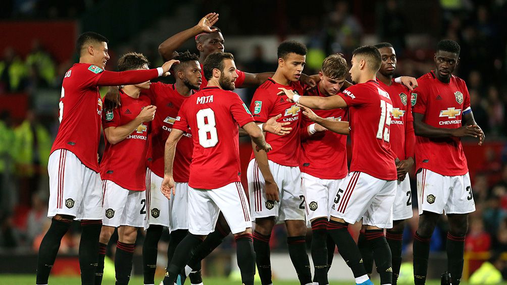 Los jugadores de Manchester United festejan su gol