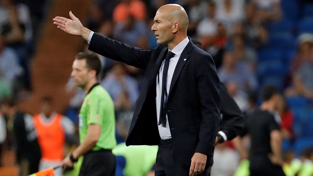 Zidane da indicaciones en juego del Real Madrid 