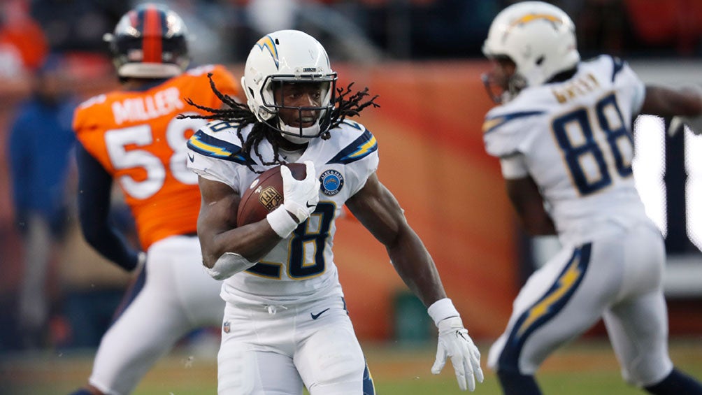 Melvin Gordon realiza un acarreo con los Chargers