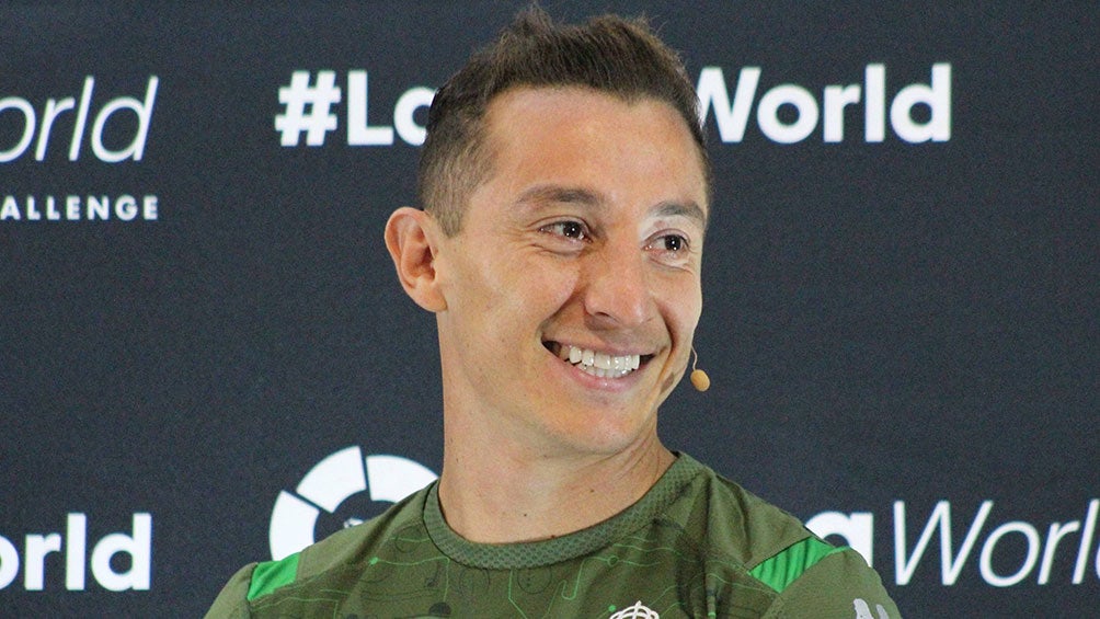 Andrés Guardado sonríe durante una conferencia con Betis