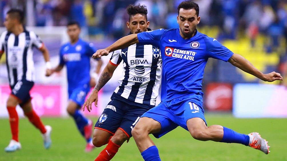 Aldrete pelea por el balón en el Cruz Azul vs Monterrey