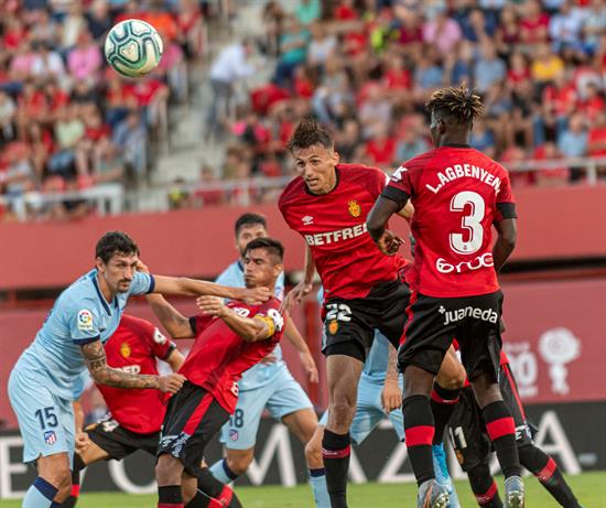 Jugadores de Atlético de Madrid y Mallorca disputan balón aéreo