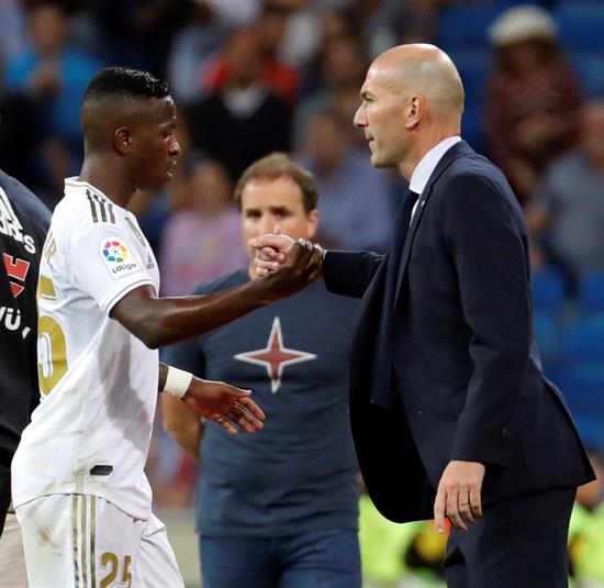 Zidane le da la mano a Vinícius