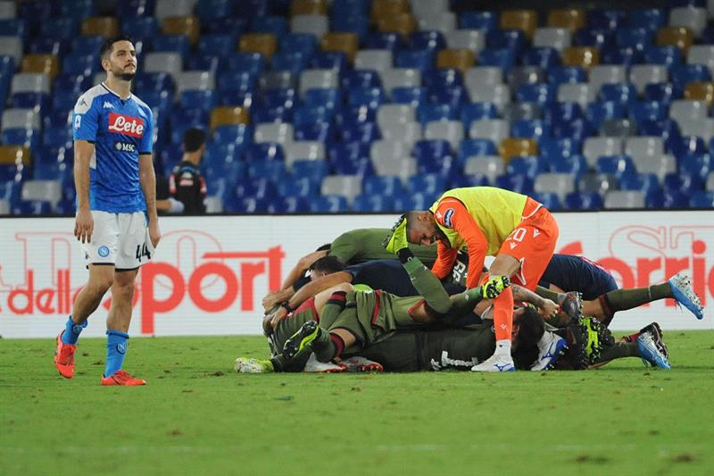 Jugadores de Cagliari celebran el gol contra Napoli