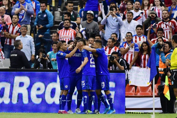 Jugadores de Cruz Azul festejan un gol