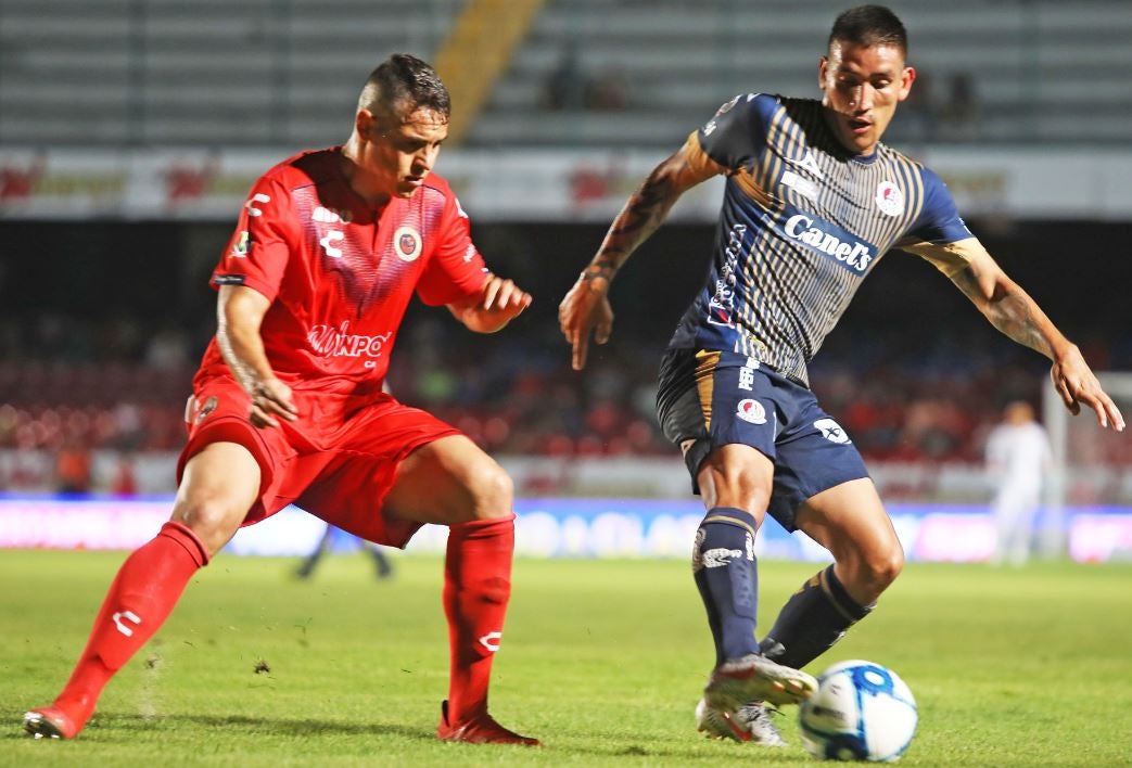 Centurión protege la esférica en duelo contra el Veracruz