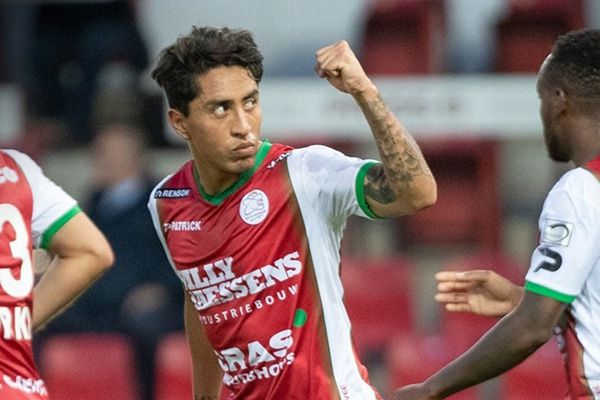 Omar Govea festeja un gol con Zulte Waregem