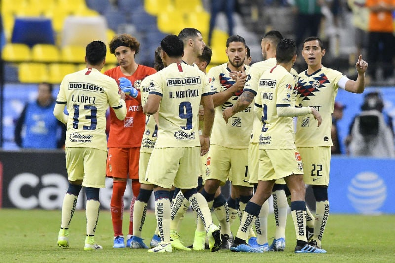 Jugadores del América platican antes de un partido en el Azteca