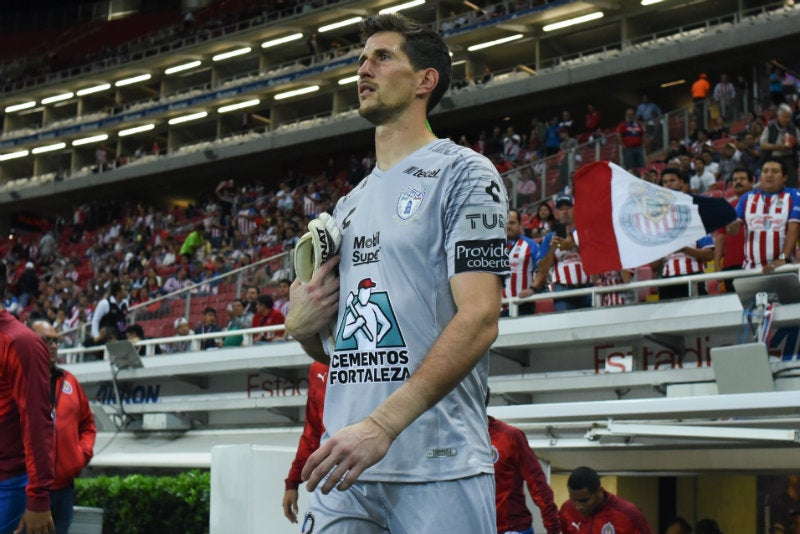 Rodrigo Rey salta a la cancha del Estadio Akron