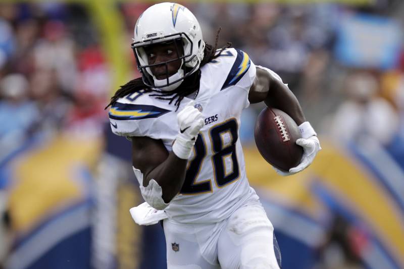 Melvin Gordon corre con el balón en un partido de los Chargers