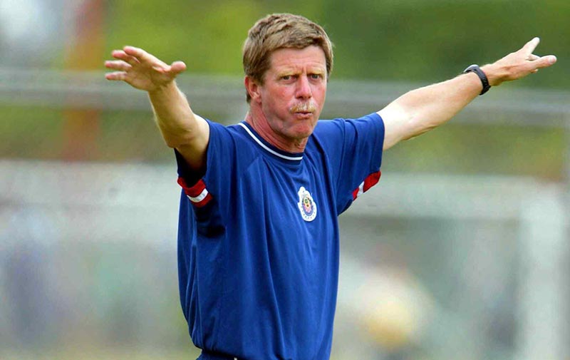 Hans Westerhof en un entrenamiento de Chivas